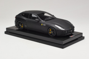 Ferrari FF Matte Black MR Collection 1:18 FERR04CAL Smola – slika 4 od 7