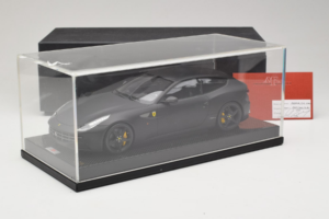 Ferrari FF Matte Black MR Collection 1:18 FERR04CAL Smola – slika 6 od 7