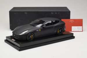 Ferrari FF Matte Black MR Collection 1:18 FERR04CAL Smola – slika 7 od 7