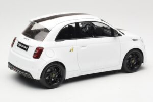 Abarth 500e Bela IXO 1:18 MCG18497 Kovina – slika 2 od 6