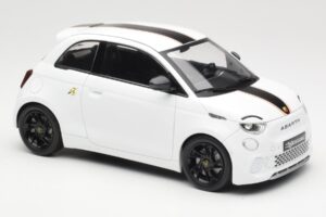Abarth 500e Bela IXO 1:18 MCG18497 Kovina – slika 4 od 6