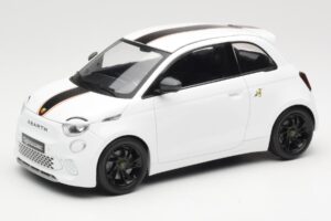 Abarth 500e Bela IXO 1:18 MCG18497 Kovina
