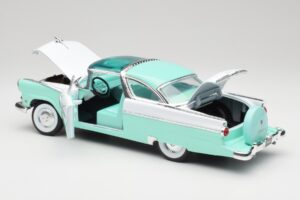 Ford Crown Victoria Seafoam Zelena & Bel Road Legends 1:18 92138 Kovina – slika 4 od 7