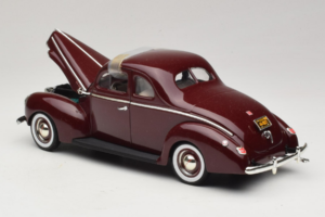 Ford Deluxe Coupe Temno Rdeč ERTL 1:18 7936 Kovina – slika 5 od 7