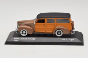 Ford DeLuxe Woody Station Wagon Rjava Minichamps 1:43 400082111 Kovina