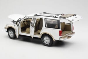 Ford Expedition Eddie Bauer Bel UT Models 1:18 22712 Kovina – slika 5 od 8