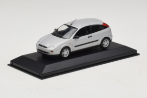 Ford Focus Mk1 3-Door Srebrn Minichamps 1:43 FOCUS005 Kovina – slika 2 od 5