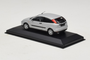 Ford Focus Mk1 3-Door Srebrn Minichamps 1:43 FOCUS005 Kovina – slika 3 od 5