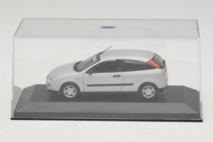 Ford Focus Mk1 3-Door Srebrn Minichamps 1:43 FOCUS005 Kovina – slika 4 od 5