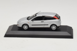 Ford Focus Mk1 3-Door Srebrn Minichamps 1:43 FOCUS005 Kovina