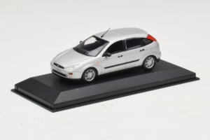 Ford Focus Mk1 Srebrna Minichamps 1:43 FOCUS006 Kovina – slika 2 od 4