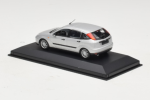 Ford Focus Mk1 Srebrna Minichamps 1:43 FOCUS006 Kovina – slika 3 od 4