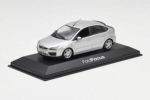 Ford Focus Mk2 Moondust Srebrna Minichamps 1:43 FOCUS002 Kovina – slika 2 od 4