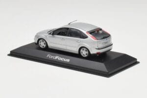 Ford Focus Mk2 Moondust Srebrna Minichamps 1:43 FOCUS002 Kovina – slika 3 od 4