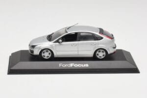 Ford Focus Mk2 Moondust Srebrna Minichamps 1:43 FOCUS002 Kovina