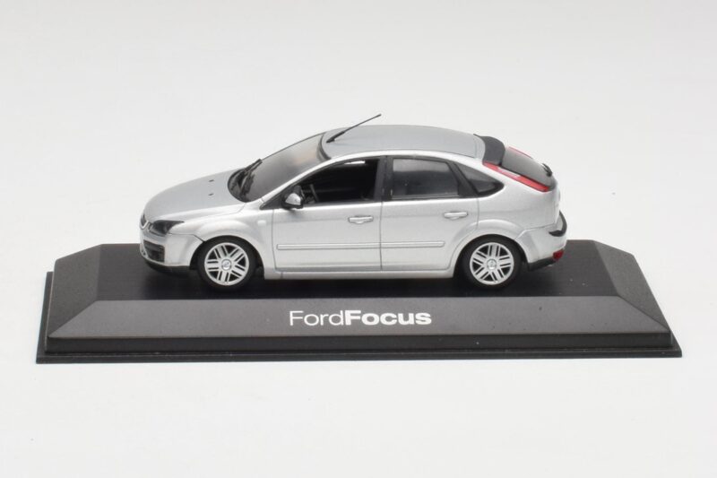 Ford Focus Mk2 Moondust Srebrna Minichamps 1:43 FOCUS002 Kovina