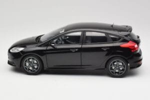 Ford Focus ST Mk2 Panther Black Metallic Minichamps 1:18 110082000 Kovina – slika 4 od 8