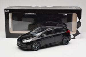 Ford Focus ST Mk2 Panther Black Metallic Minichamps 1:18 110082000 Kovina – slika 8 od 8