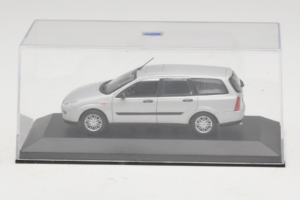 Ford Focus Mk1 Turnier Srebrn Minichamps 1:43 FOCUS004 Kovina – slika 4 od 5