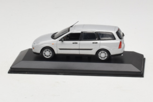 Ford Focus Mk1 Turnier Srebrn Minichamps 1:43 FOCUS004 Kovina