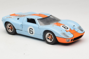 Ford GT40 Gulf #6 J. Ickx / J. Oliver 24 Hours of Le Mans 1969 Revell 1:18 48824 Kovina – slika 6 od 8