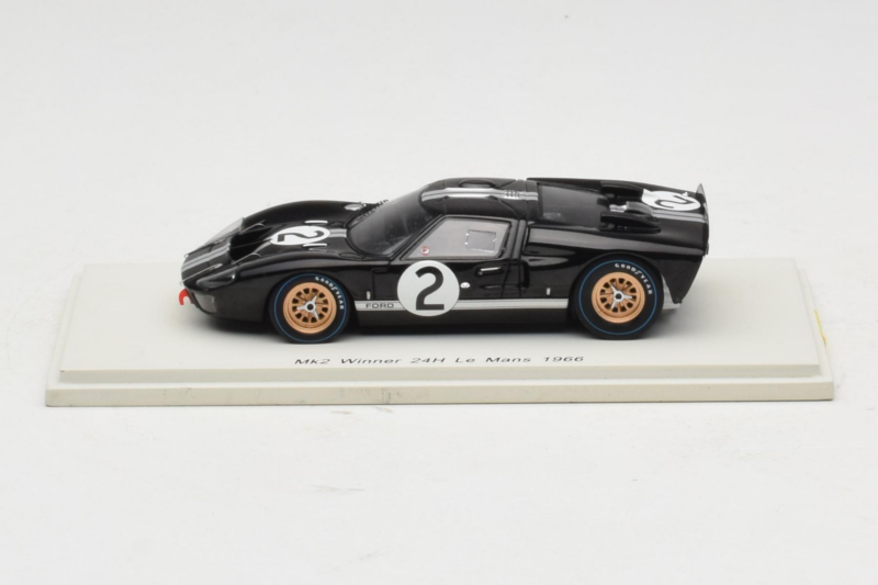 Ford GT40 Mk II #2 B. McLaren / C. Amon Shelby American Winner 24 Hours of Le Mans 1966 Spark 1:43 43LM66-O1 Smola