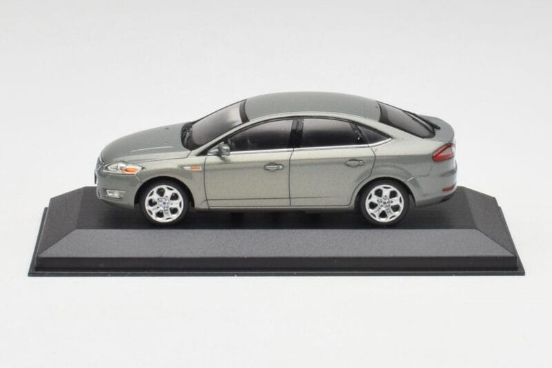 Ford Mondeo Mk3 Sedan Siva Metallic Minichamps 1:43 IND403086003 Kovina