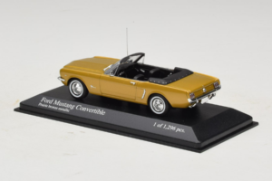 Ford Mustang Kabriolet Zlata Minichamps 1:43 400082432 Kovina – slika 3 od 4