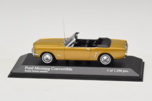 Ford Mustang Kabriolet Zlata Minichamps 1:43 400082432 Kovina