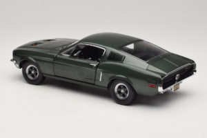 Ford Mustang GT Bullitt s Figurico Steve McQueen Greenlight 1:18 12885 Kovina – slika 7 od 8