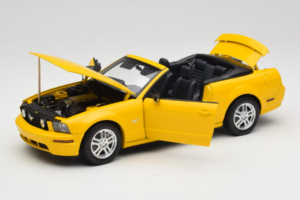 Ford Mustang GT S197 Kabriolet Screaming Yellow AUTOart 1:18 73062 Kovina – slika 2 od 8