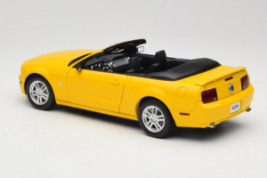 Ford Mustang GT S197 Kabriolet Screaming Yellow AUTOart 1:18 73062 Kovina – slika 7 od 8