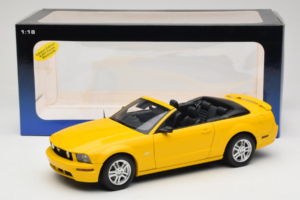Ford Mustang GT S197 Kabriolet Screaming Yellow AUTOart 1:18 73062 Kovina – slika 8 od 8