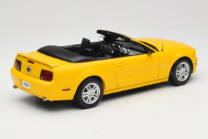 Ford Mustang GT S197 Kabriolet Screaming Yellow AUTOart 1:18 73062 Kovina – slika 3 od 8