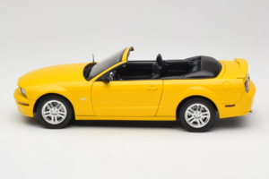 Ford Mustang GT S197 Kabriolet Screaming Yellow AUTOart 1:18 73062 Kovina – slika 4 od 8