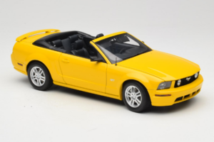 Ford Mustang GT S197 Kabriolet Screaming Yellow AUTOart 1:18 73062 Kovina – slika 6 od 8