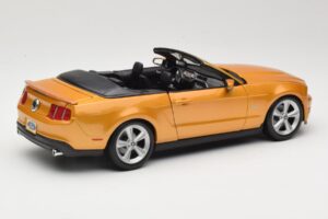 Ford Mustang GT S197 Kabriolet Zlat Maisto 1:18 31158 Kovina – slika 2 od 7