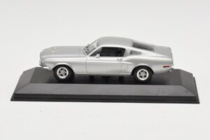 Ford Mustang GT Srebrn Minichamps 1:43 FORD001 Kovina