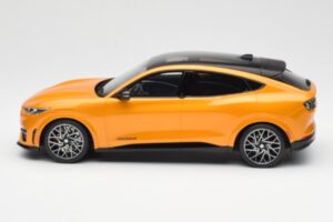 Ford Mustang Mach-E GT Performance Cyber Oranžen Otto 1:18 OT983 Smola – slika 3 od 6