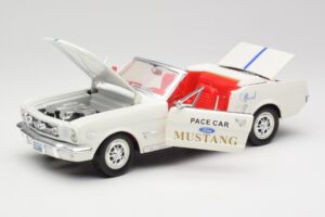 Ford Mustang Pace Car Wimbledon White Solido 1:18 81578 Kovina – slika 2 od 8