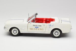 Ford Mustang Pace Car Wimbledon White Solido 1:18 81578 Kovina – slika 4 od 8