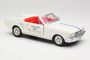 Ford Mustang Pace Car Wimbledon White Solido 1:18 81578 Kovina – slika 6 od 8