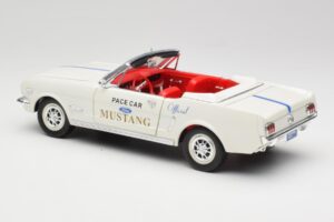 Ford Mustang Pace Car Wimbledon White Solido 1:18 81578 Kovina – slika 7 od 8