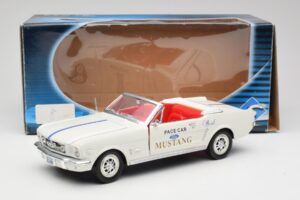 Ford Mustang Pace Car Wimbledon White Solido 1:18 81578 Kovina – slika 8 od 8
