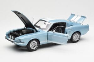 Ford Mustang Shelby GT500 Svetlomodra Metalik Z Belimi Črtami AUTOart 1:18 72907 Kovina – slika 2 od 8
