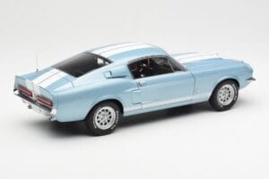Ford Mustang Shelby GT500 Svetlomodra Metalik Z Belimi Črtami AUTOart 1:18 72907 Kovina – slika 3 od 8