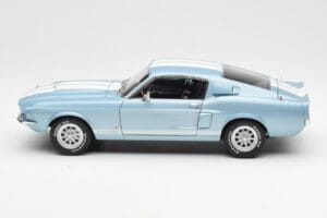 Ford Mustang Shelby GT500 Svetlomodra Metalik Z Belimi Črtami AUTOart 1:18 72907 Kovina – slika 4 od 8