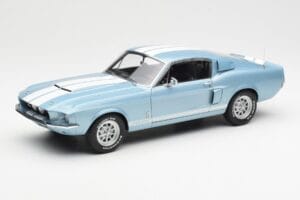 Ford Mustang Shelby GT500 Svetlomodra Metalik Z Belimi Črtami AUTOart 1:18 72907 Kovina