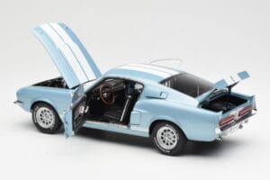 Ford Mustang Shelby GT500 Svetlomodra Metalik Z Belimi Črtami AUTOart 1:18 72907 Kovina – slika 5 od 8