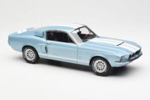 Ford Mustang Shelby GT500 Svetlomodra Metalik Z Belimi Črtami AUTOart 1:18 72907 Kovina – slika 6 od 8
